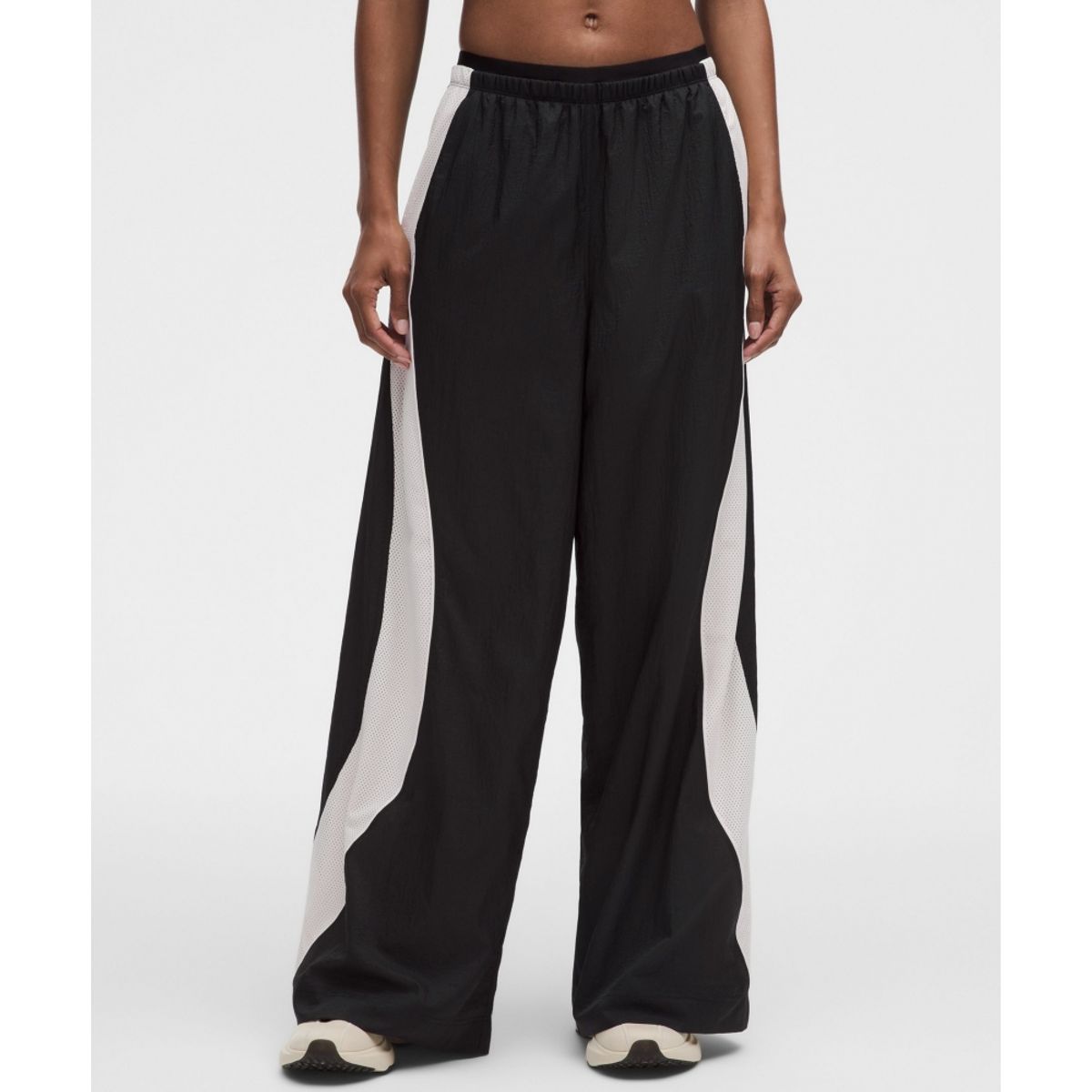 룰루레몬(LULULEMON) 라이선스 투 트레인 텍스처드 나일론 미드라이즈 팬츠  BLK LTIV