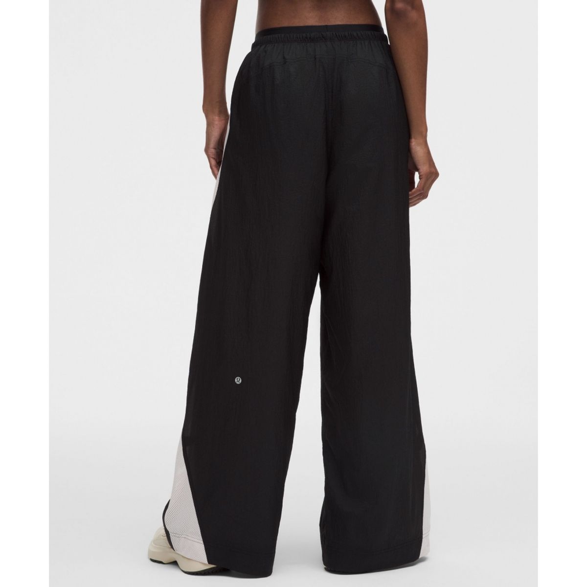 룰루레몬(LULULEMON) 라이선스 투 트레인 텍스처드 나일론 미드라이즈 팬츠  BLK LTIV