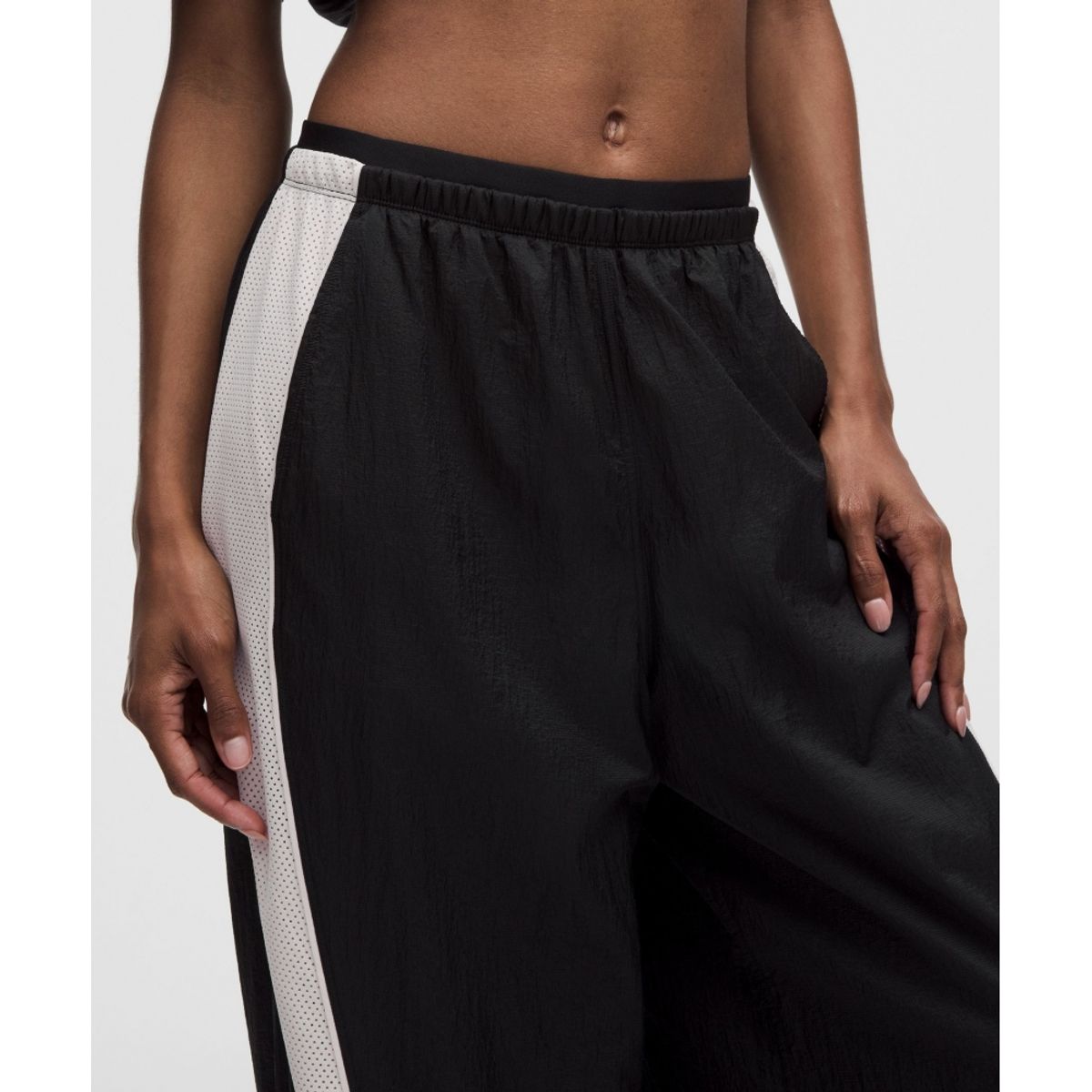 룰루레몬(LULULEMON) 라이선스 투 트레인 텍스처드 나일론 미드라이즈 팬츠  BLK LTIV