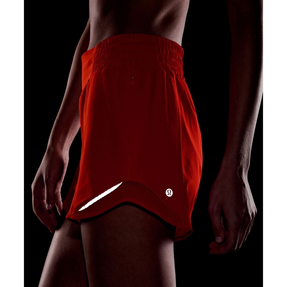 룰루레몬(LULULEMON) 핫티 핫 하이라이즈 라인드 쇼츠 4inch  CRYE
