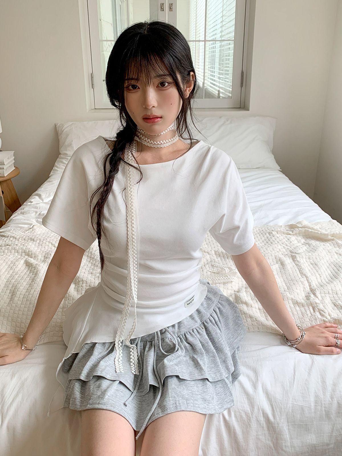 쿨키튼(KOOLKITTEN) 언발 사이드 플레어 티셔츠 2colors