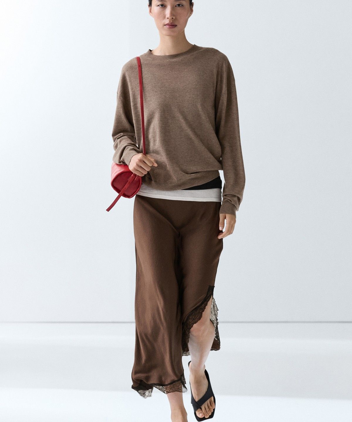 마시모두띠(MASSIMO DUTTI) 라운드넥 파인 니트 스웨터