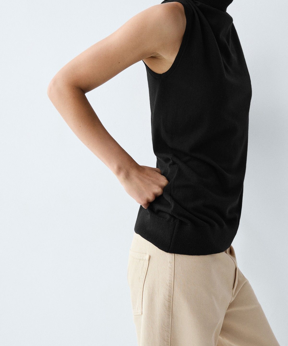 마시모두띠(MASSIMO DUTTI) 비대칭 밑단 터틀넥 니트 탑