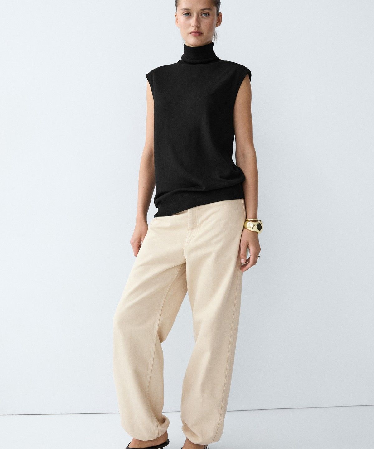 마시모두띠(MASSIMO DUTTI) 비대칭 밑단 터틀넥 니트 탑