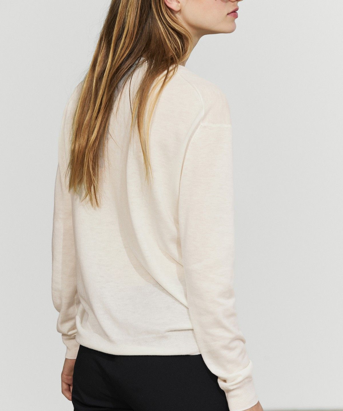 마시모두띠(MASSIMO DUTTI) 브이넥 니트 스웨터