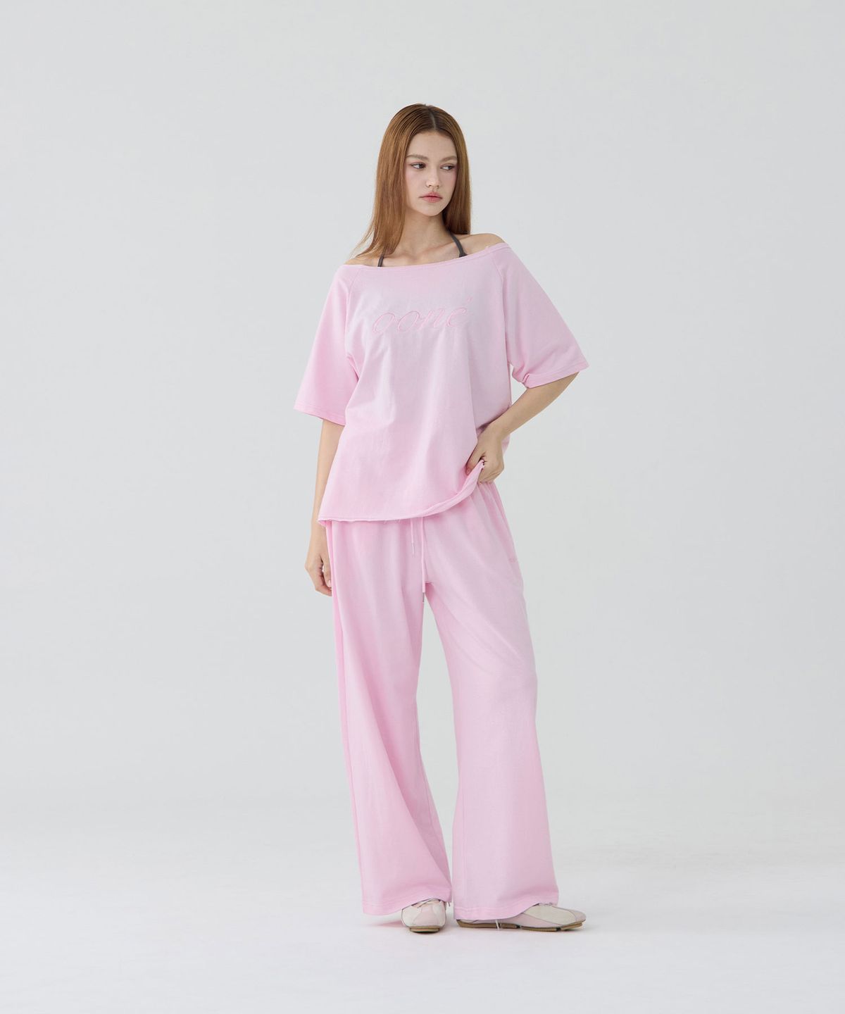 우네(OONE) Light Cotton Logo Off-Shoulder T-Shirt_Baby Pink