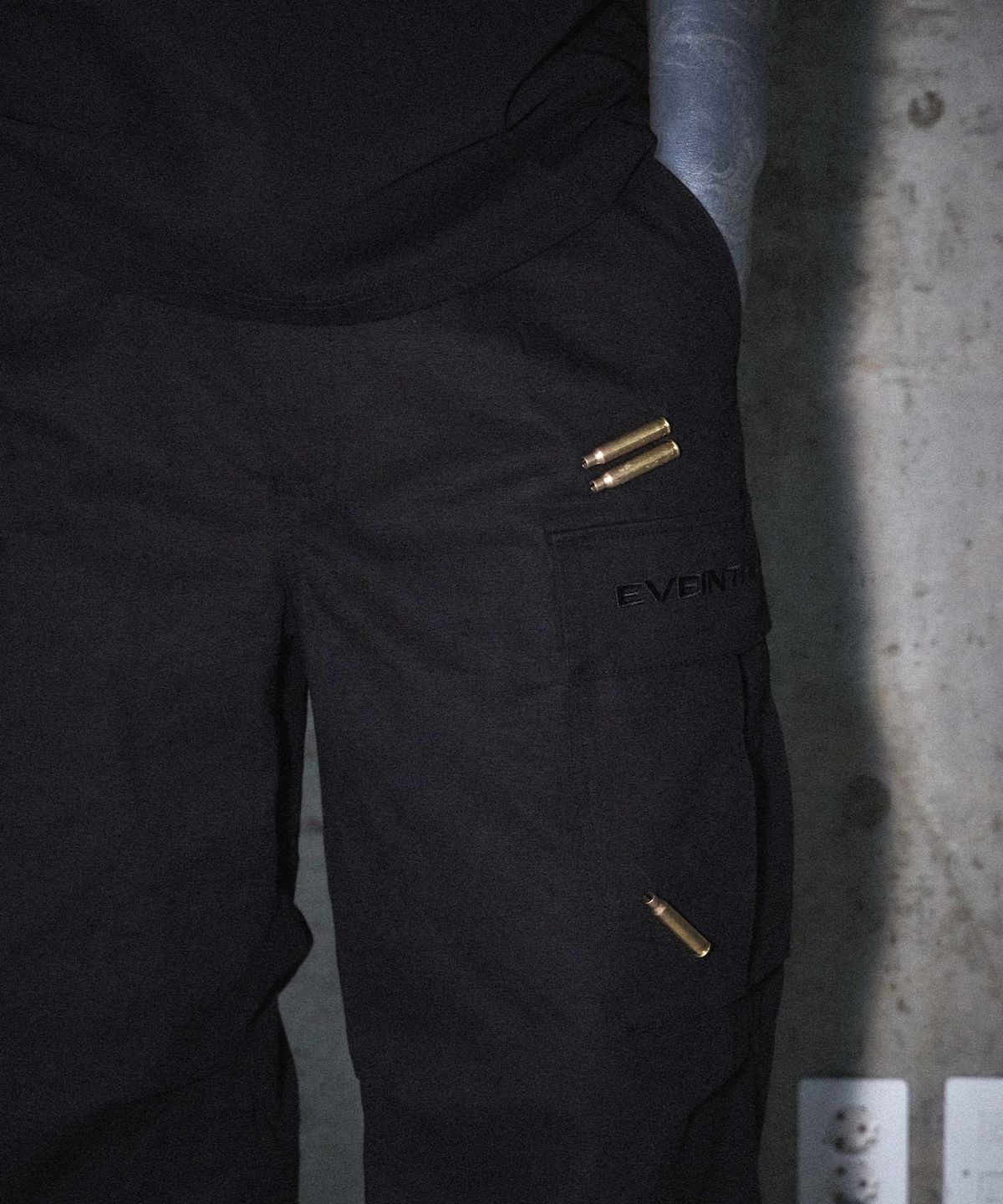 이브인더월드(EVEINTHEWORLD) BULLET CARGO PANTS BLACK