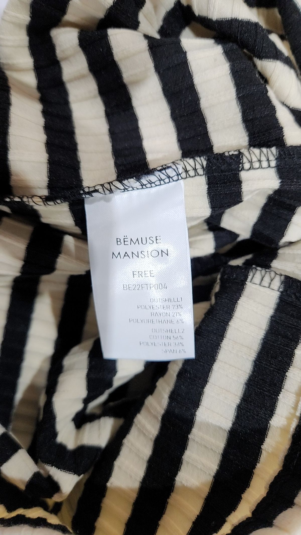 비뮤즈맨션(BEMUSE MANSION) Square neck ribbed puff top - Black FREE
