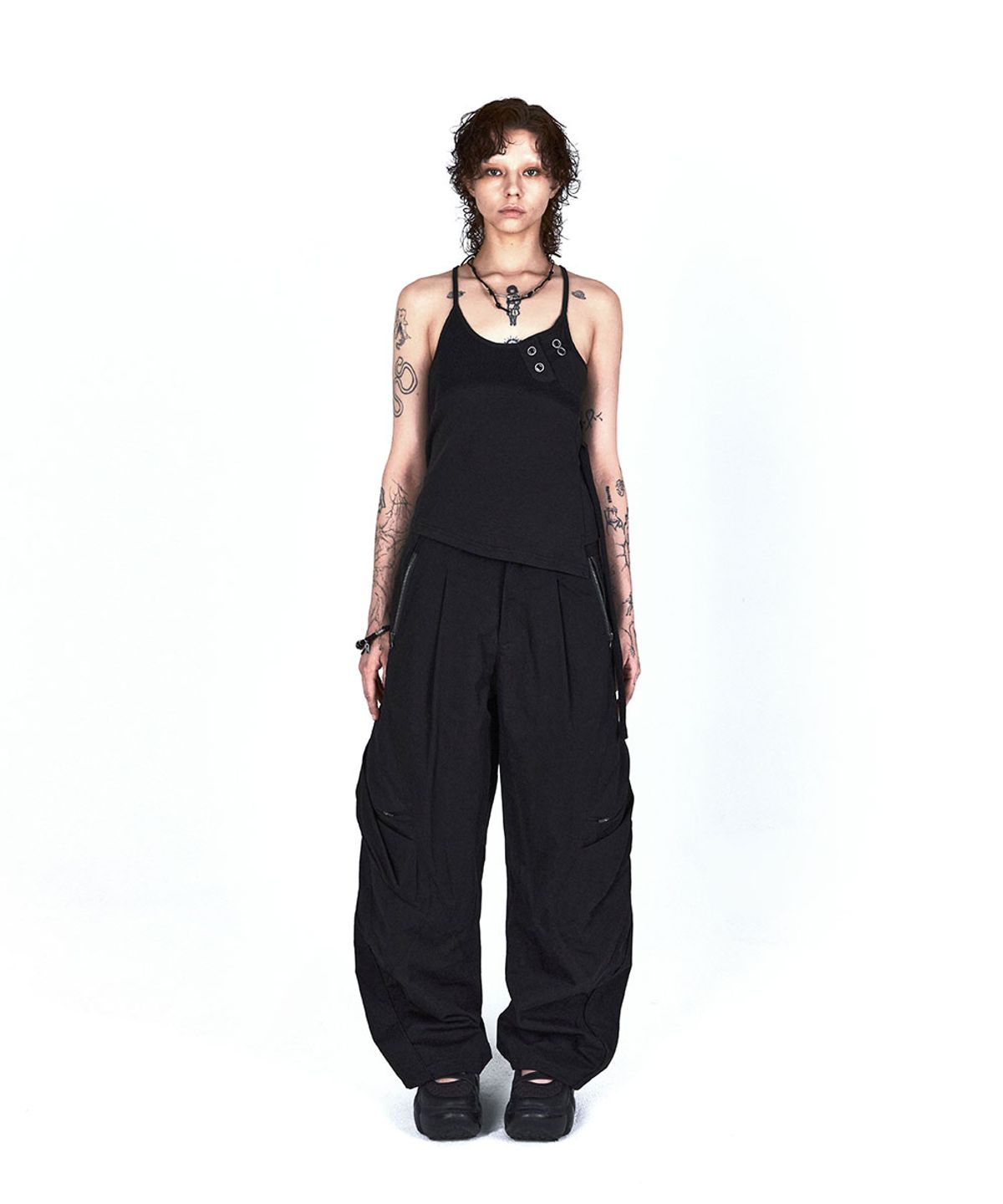 디프런티스(DIFFERENTIS) Button Strap Sleeveless (BK)