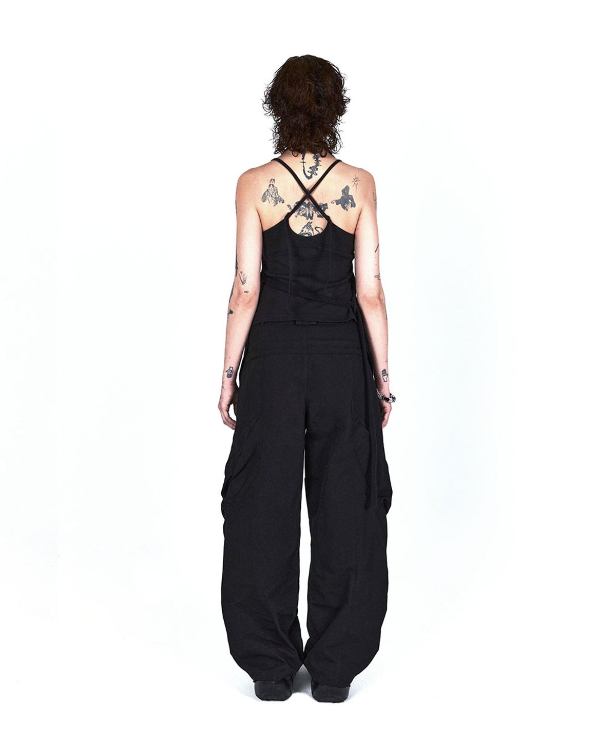 디프런티스(DIFFERENTIS) Button Strap Sleeveless (BK)
