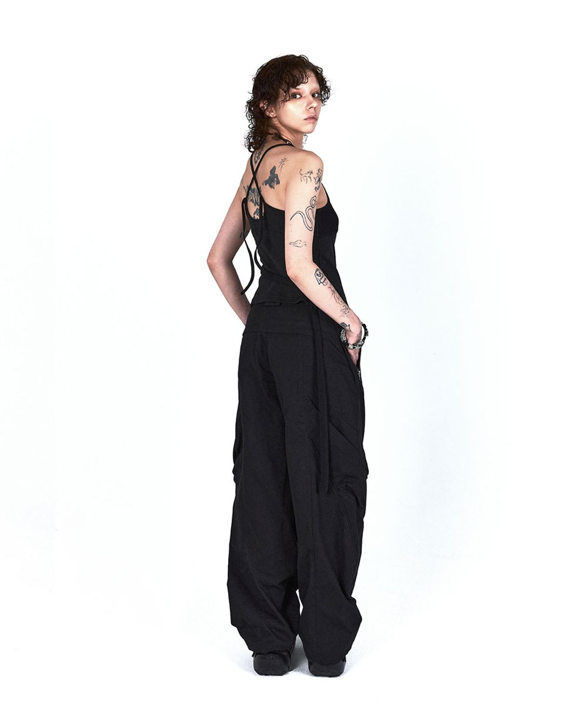 디프런티스(DIFFERENTIS) Button Strap Sleeveless (BK)