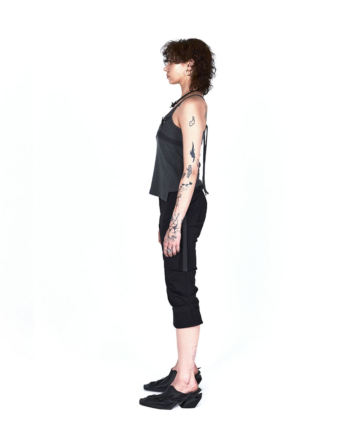 디프런티스(DIFFERENTIS) Button Strap Sleeveless (CH)