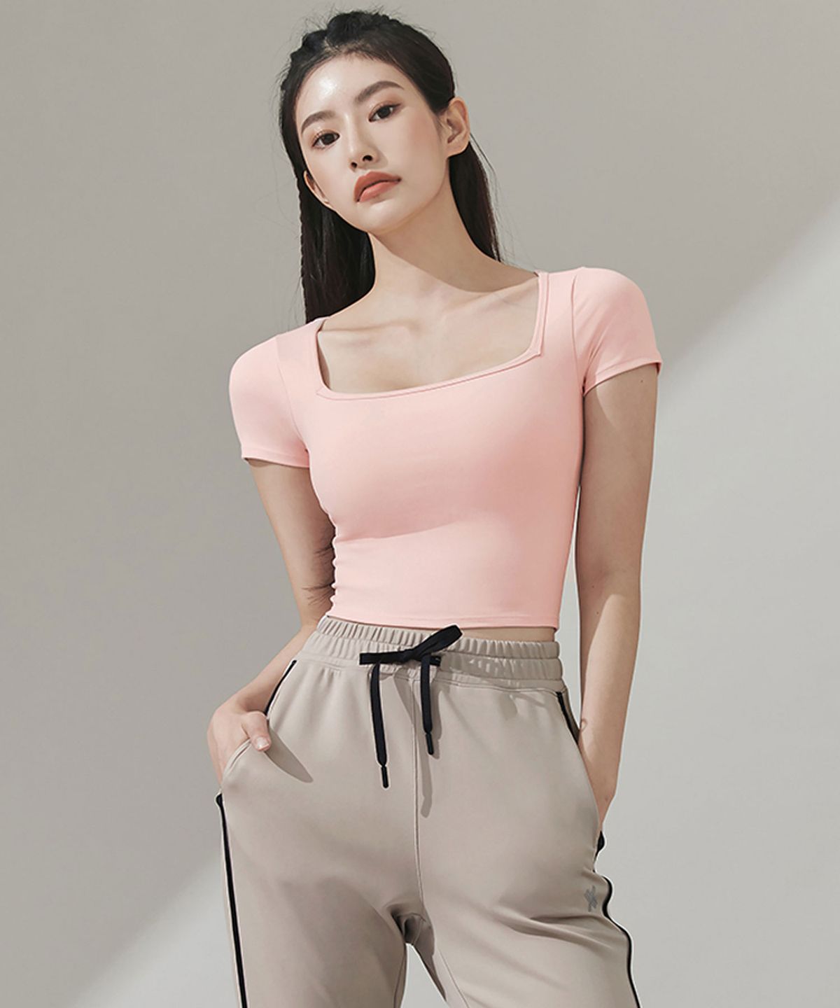 젝시믹스(XEXYMIX) 젤라 인텐션 와이드 스퀘어 크롭탑 XT4332F