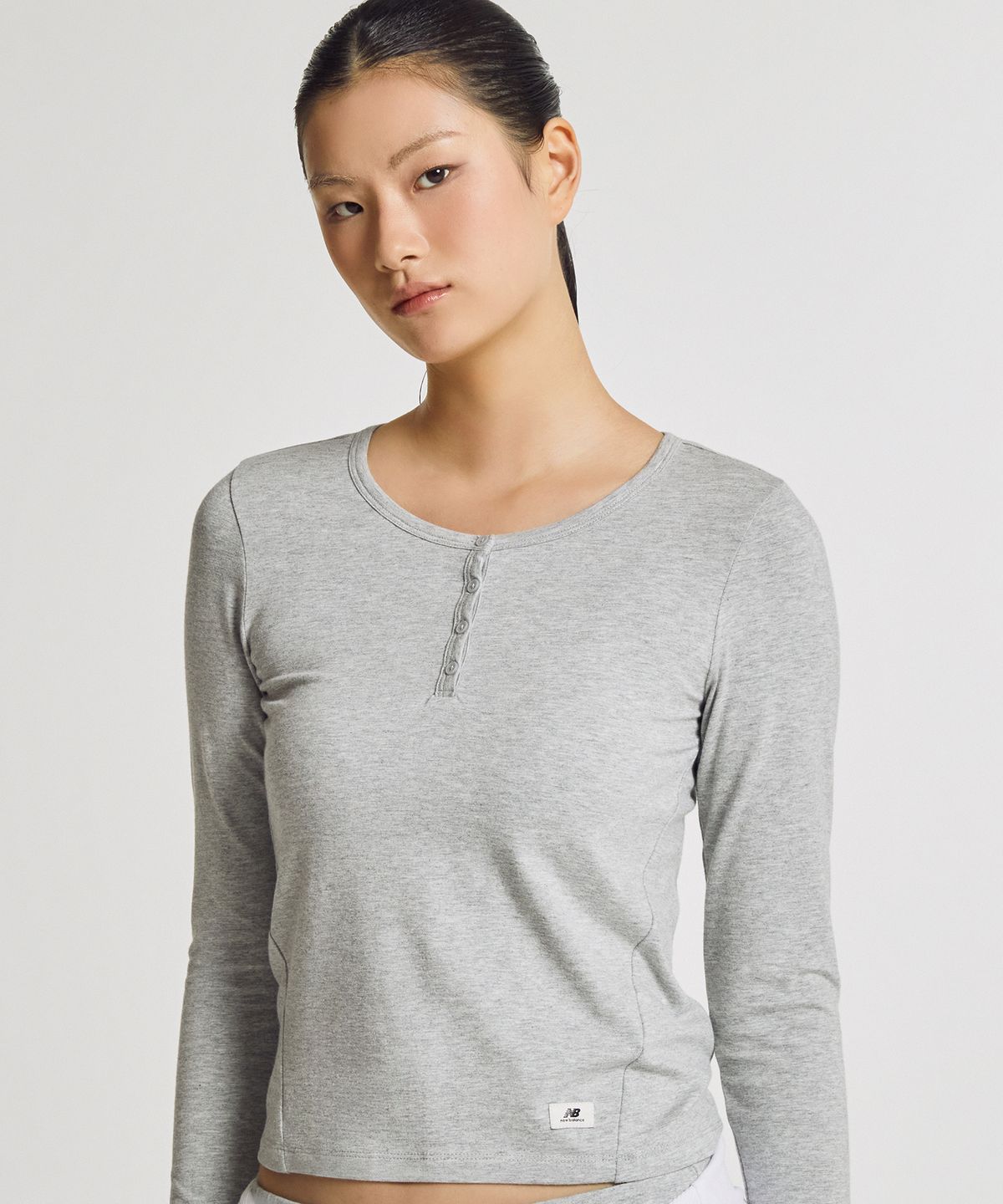 뉴발란스(NEW BALANCE) NBNDG3W112 / WOMEN NB-FLOWY 헨리넥 긴팔티 (M/GRAY)