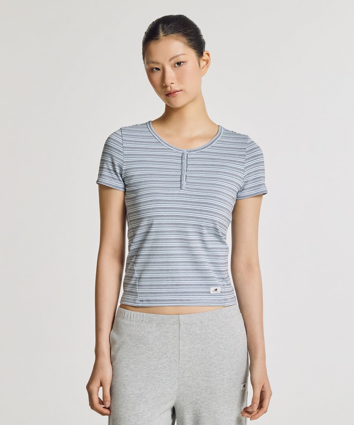 뉴발란스(NEW BALANCE) NBNEG3W122 / WOMEN NB-FLOWY  헨리넥 반팔티 (L/BLUE)