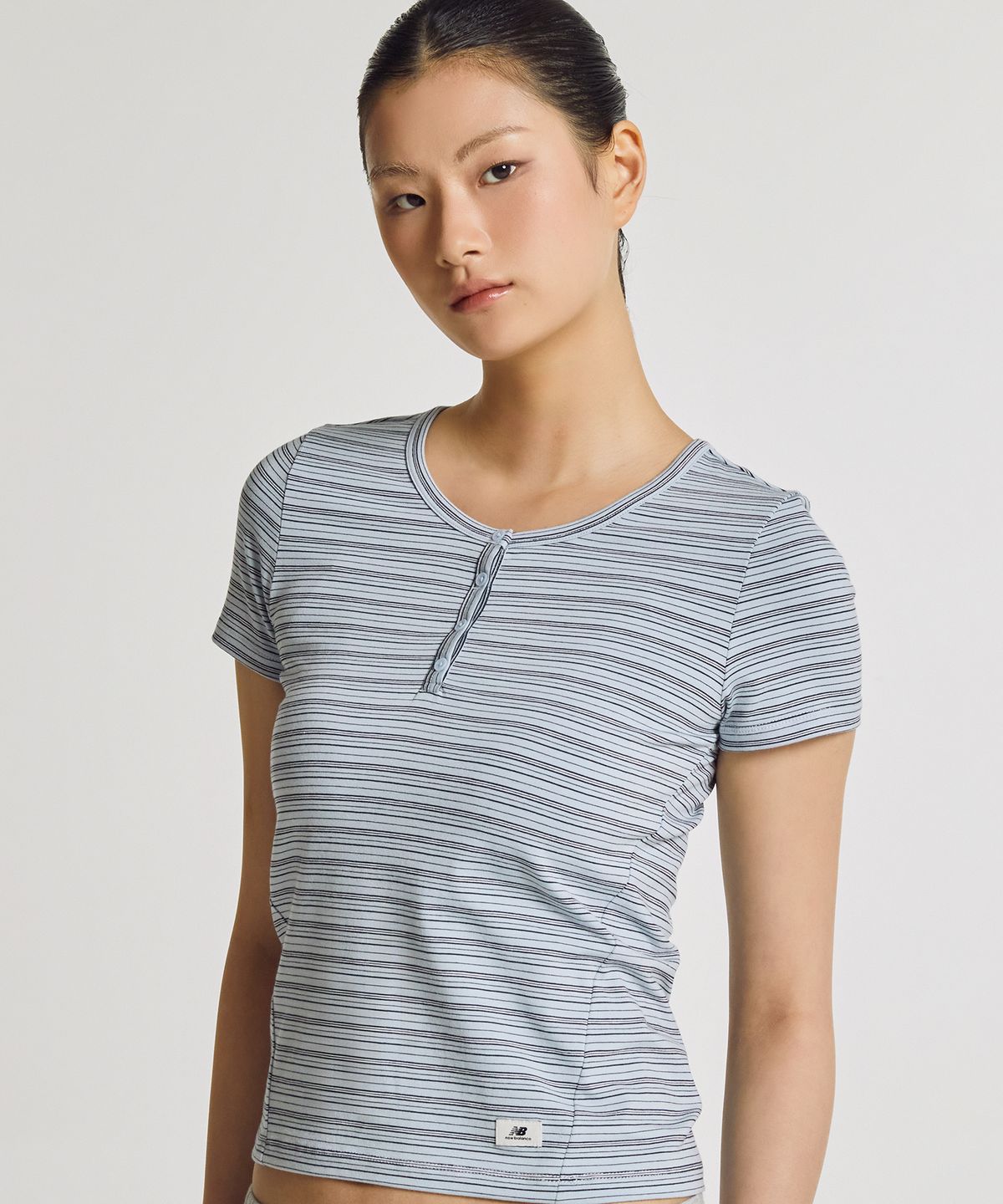 뉴발란스(NEW BALANCE) NBNEG3W122 / WOMEN NB-FLOWY  헨리넥 반팔티 (L/BLUE)