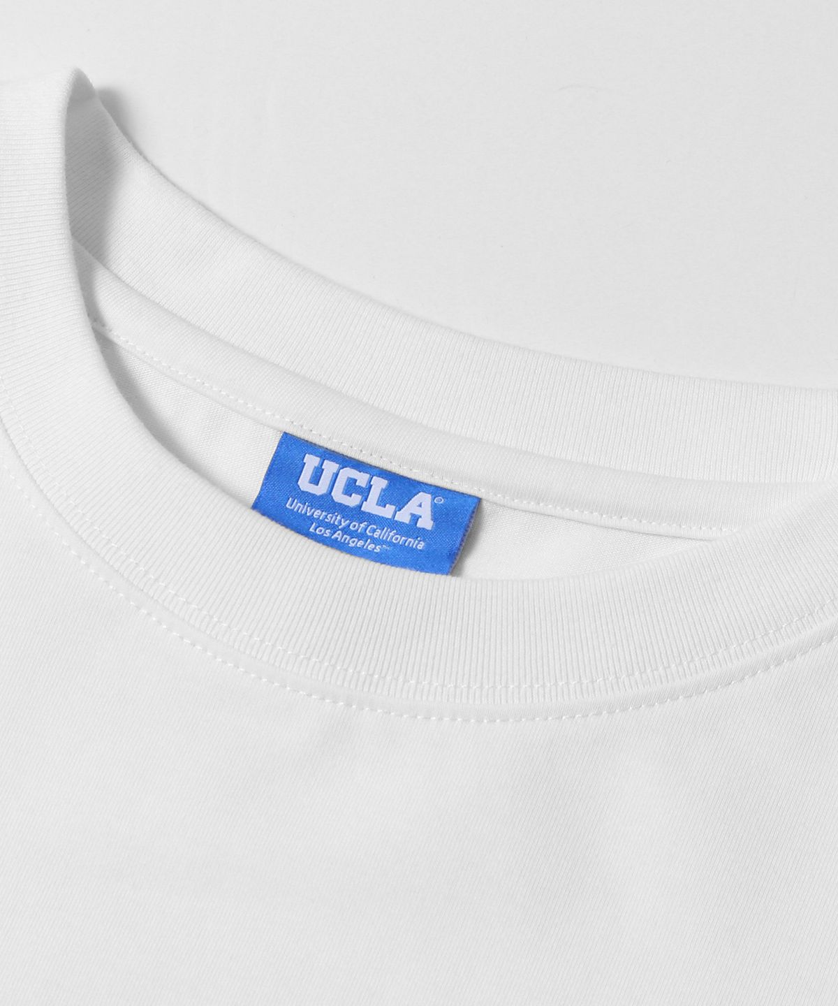 유씨엘에이(UCLA) 남녀공용  캘리그라피 스몰 로고 반팔 티셔츠[WHITE](UC4ST70)