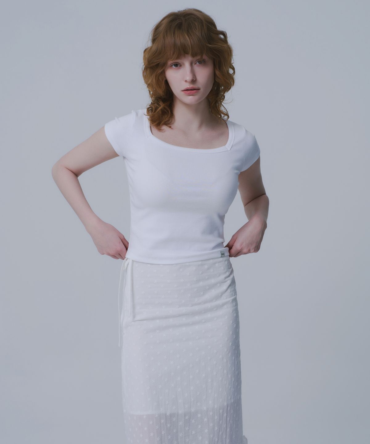 와르 포 우먼(WAARFORWOMAN) WSK-06 자가드 미디 스커트_화이트