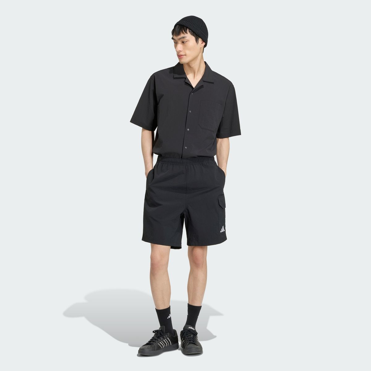아디다스(ADIDAS) MUSTHAVES 루즈 핏 카고 쇼츠 KW3375