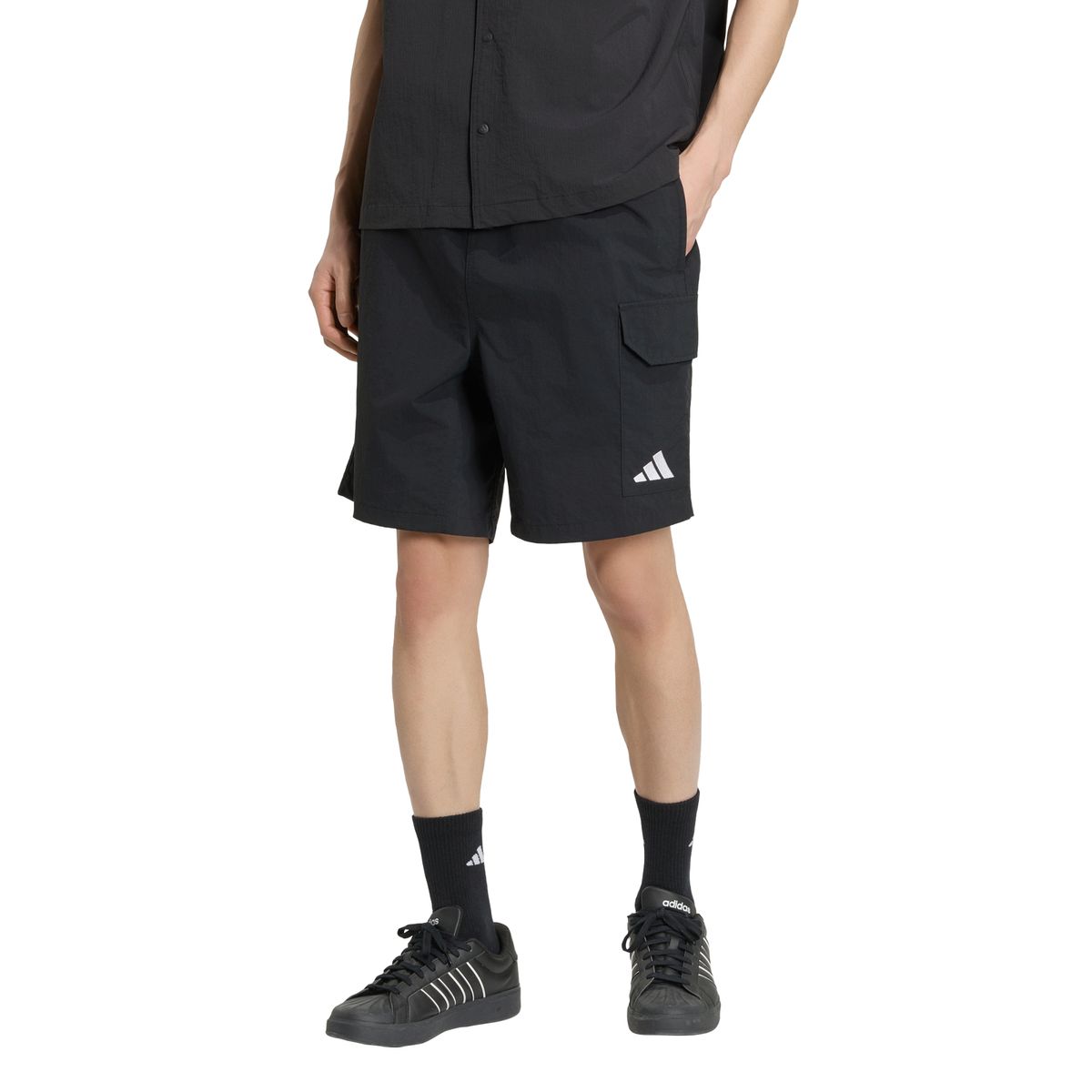 아디다스(ADIDAS) MUSTHAVES 루즈 핏 카고 쇼츠 KW3375