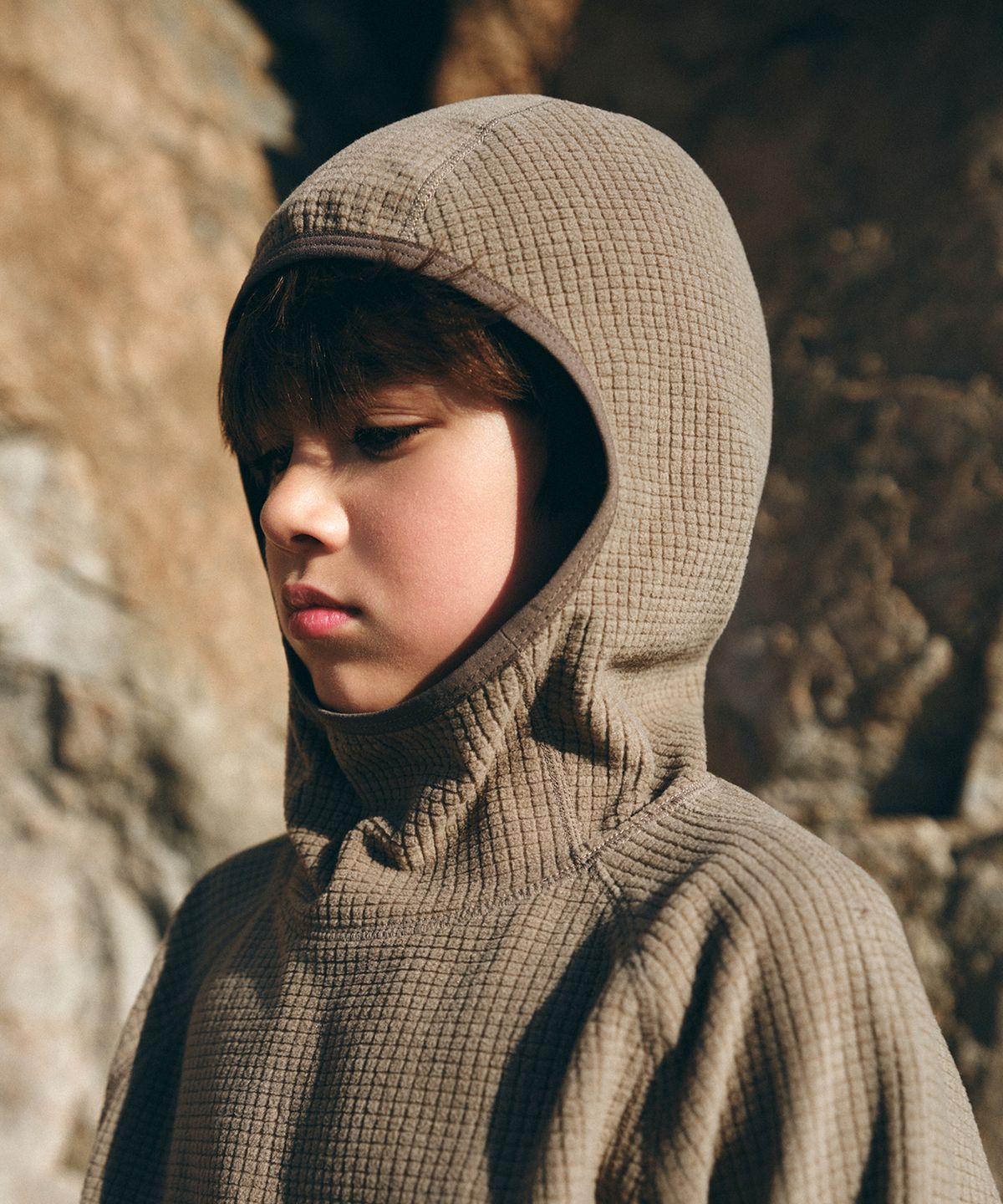 무신사 스탠다드 키즈(MUSINSA STANDARD KIDS) [시티 레저] 그리드 폴라 플리스 후디드 긴소매 티셔츠 [머드 베이지]