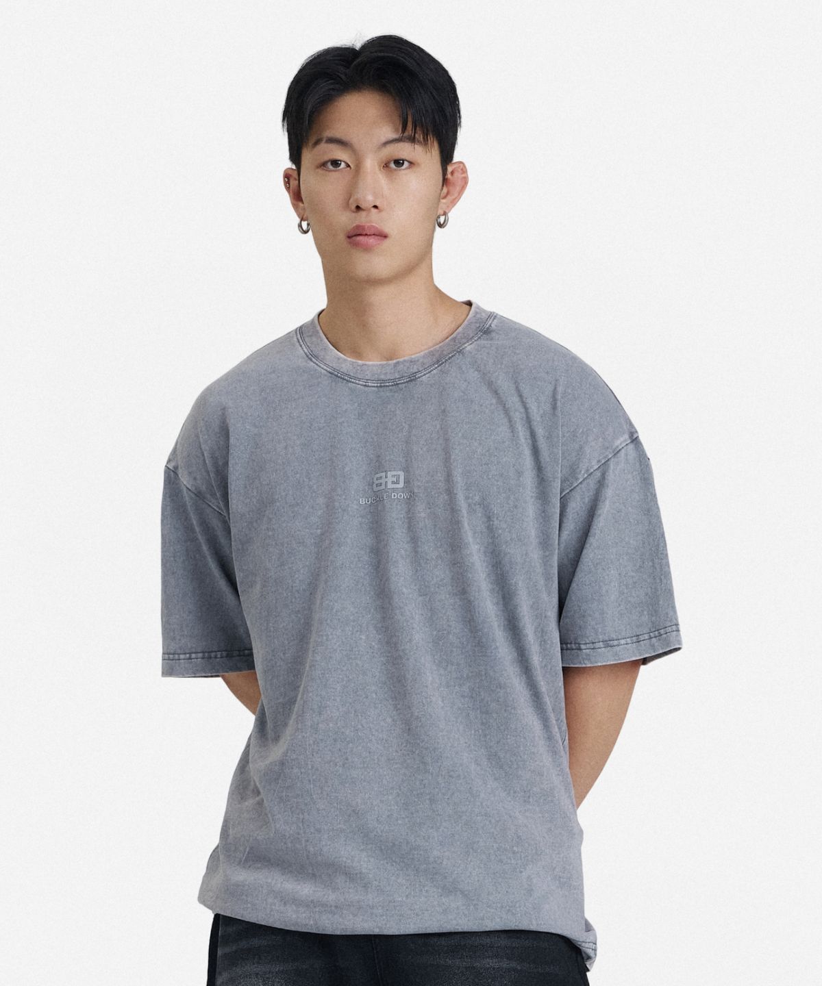 버클다운(BUCKLE DOWN) 오버핏 BD_LOGO 프린티드 피그먼트 워시드 티셔츠(GREY)