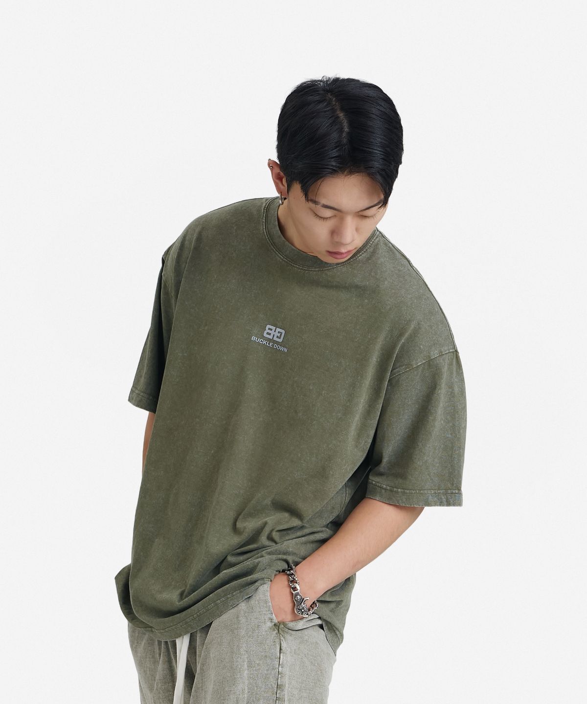 버클다운(BUCKLE DOWN) 오버핏 BD_LOGO 프린티드 피그먼트 워시드 티셔츠(KHAKI)