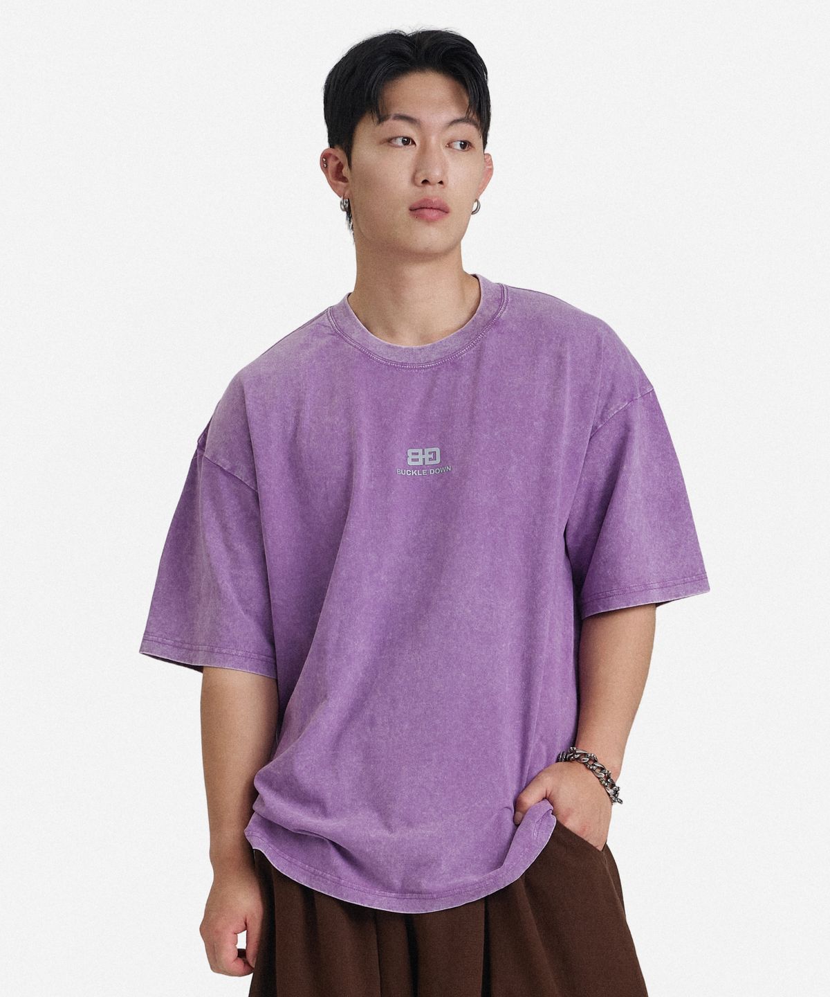 버클다운(BUCKLE DOWN) 오버핏 BD_LOGO 프린티드 피그먼트 워시드 티셔츠(PURPLE)