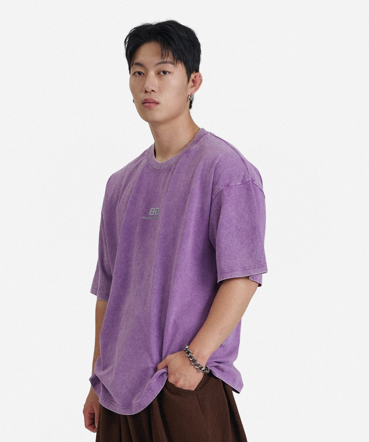 버클다운(BUCKLE DOWN) 오버핏 BD_LOGO 프린티드 피그먼트 워시드 티셔츠(PURPLE)