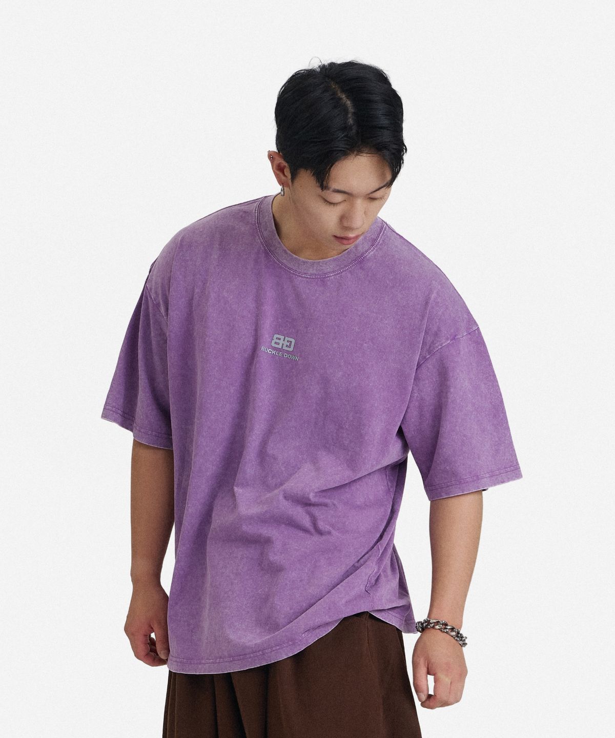 버클다운(BUCKLE DOWN) 오버핏 BD_LOGO 프린티드 피그먼트 워시드 티셔츠(PURPLE)