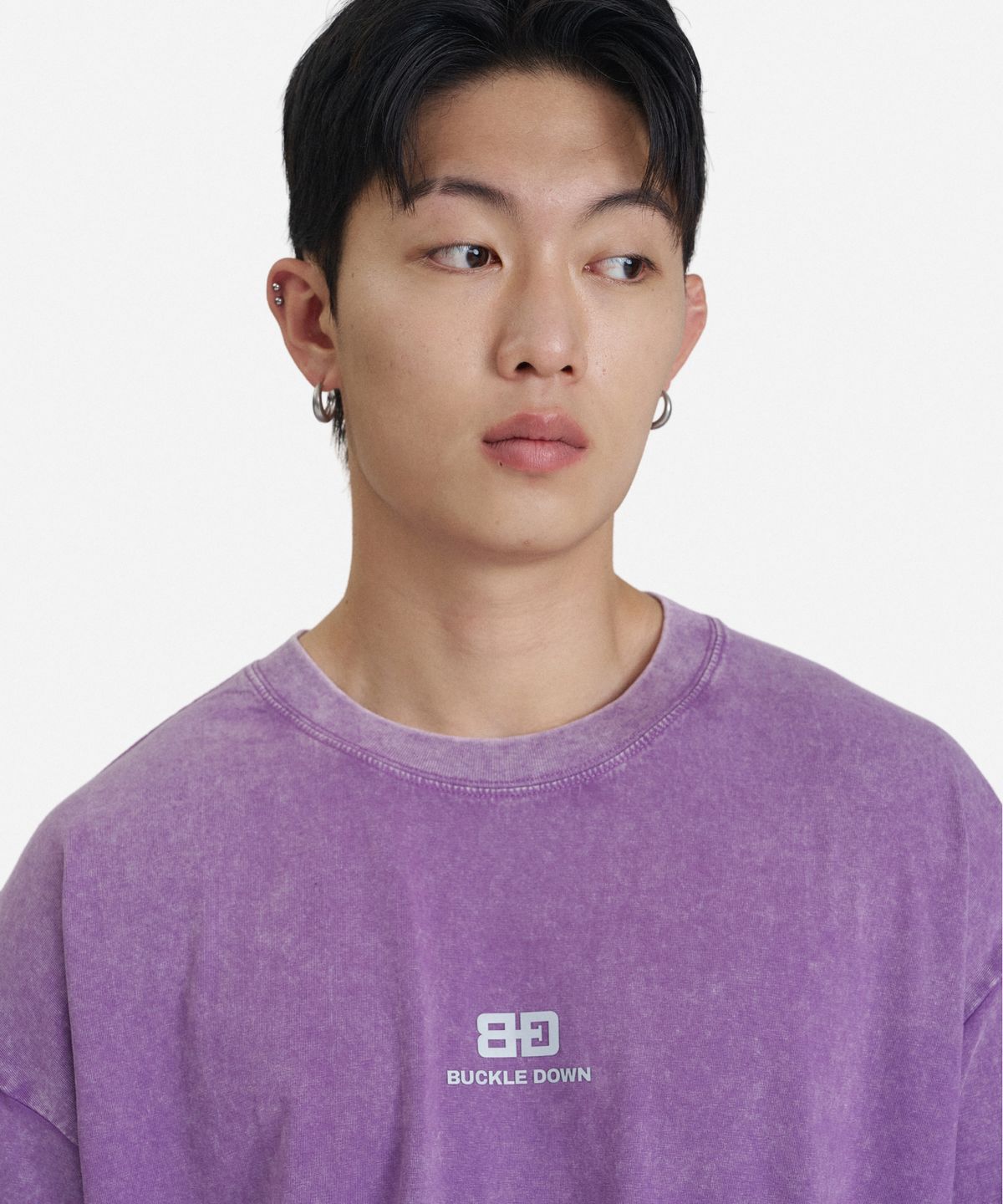 버클다운(BUCKLE DOWN) 오버핏 BD_LOGO 프린티드 피그먼트 워시드 티셔츠(PURPLE)