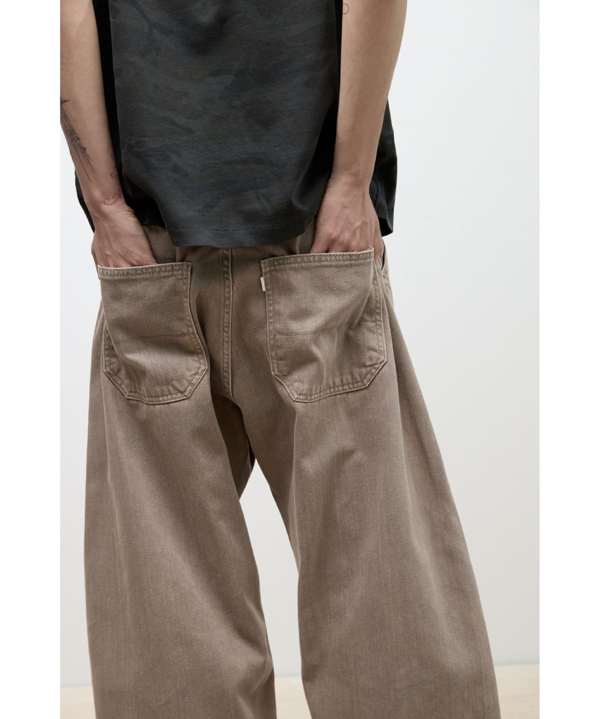 해칭룸(HATCHINGROOM) Curve Jeans Washed Beige