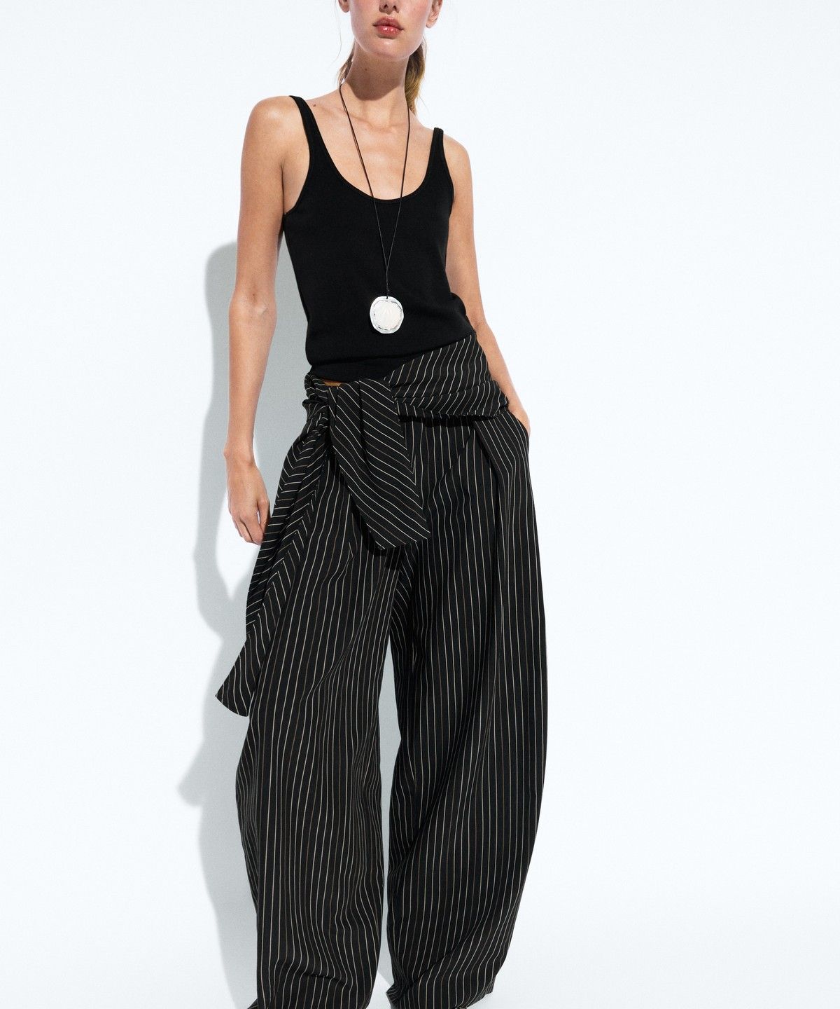 마시모두띠(MASSIMO DUTTI) 스카프 디테일 스트라이프 배럴핏 팬츠