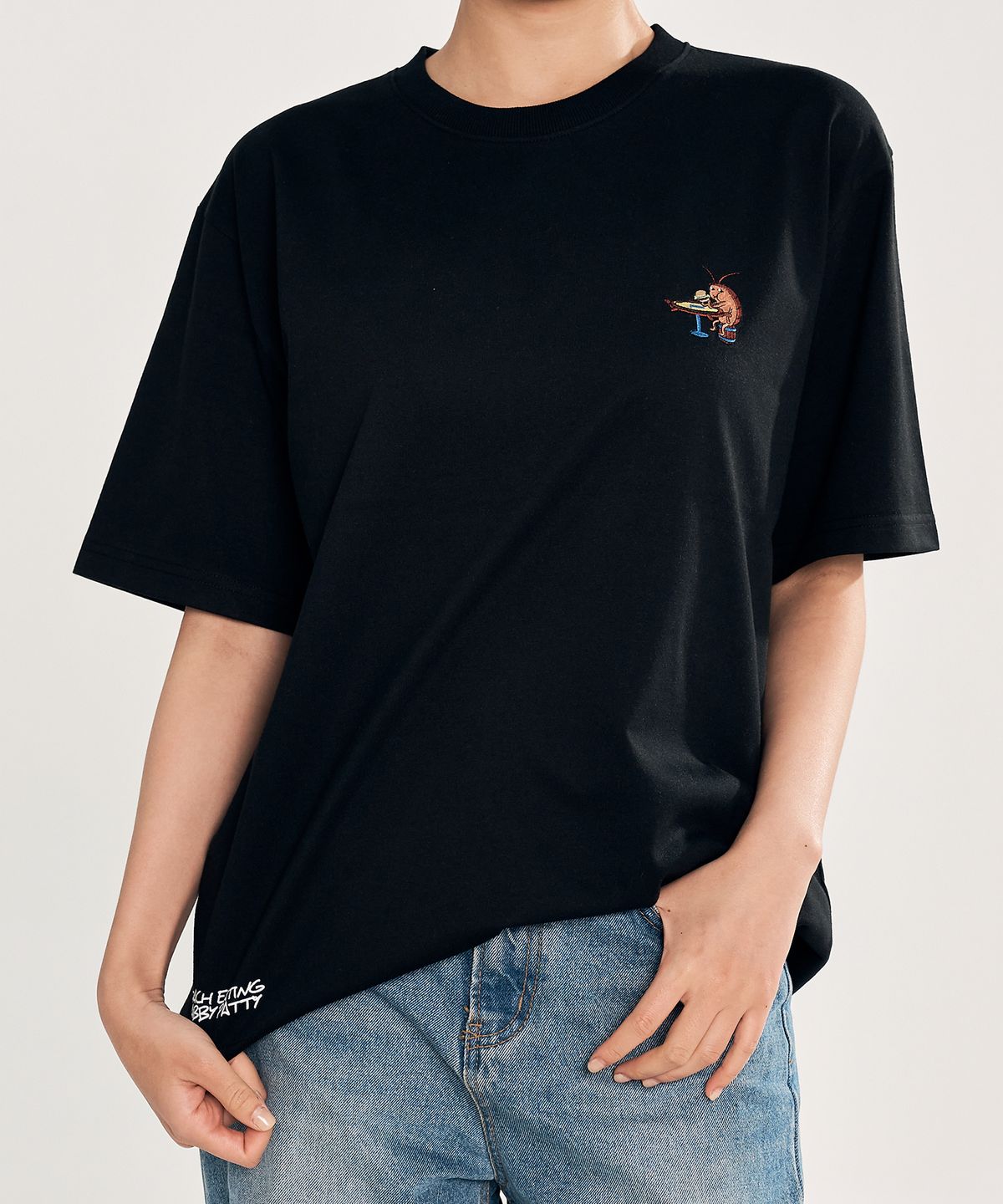 댄꼼마(DANCOMMA) 스폰지밥 게살버거 먹는 바선생님 자수 반팔 티셔츠