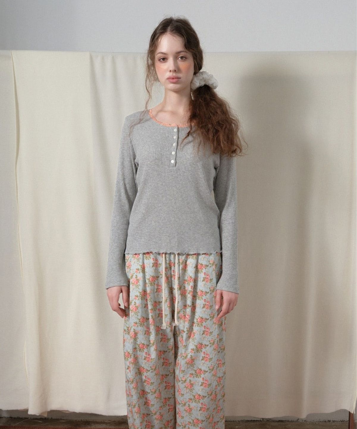 애프터썸머(AFTERSUMMER) Lace Button Sleeve Tee (grey)