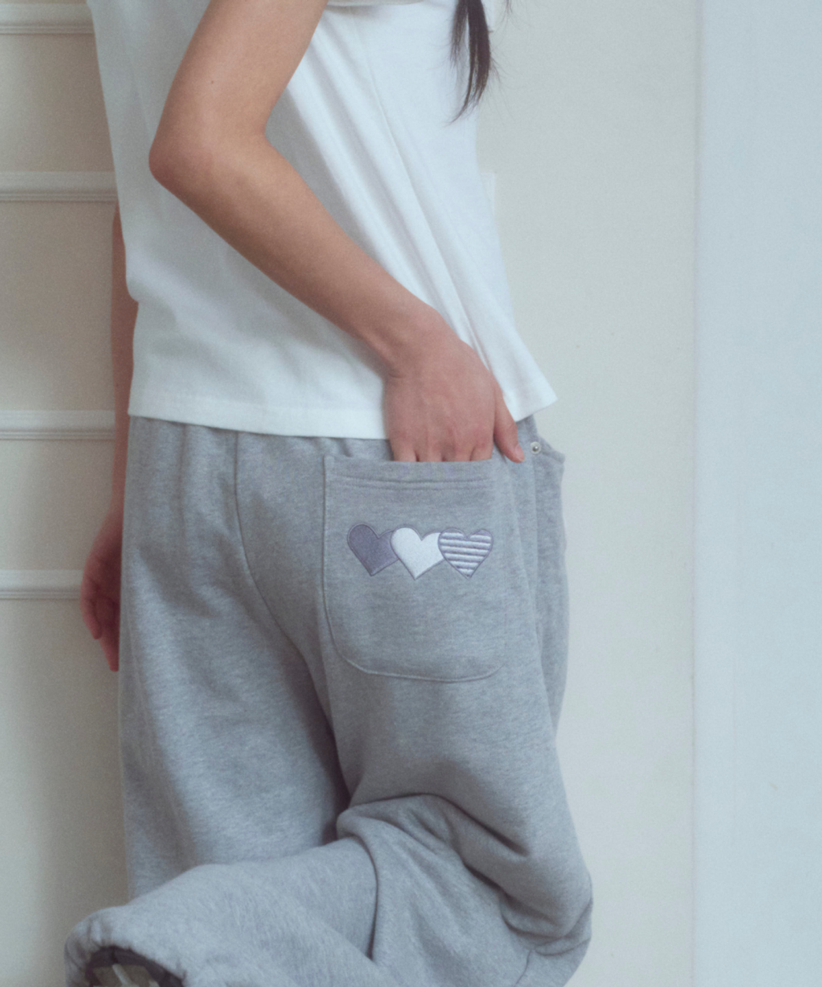 로긴 앤 로지(ROGIN N ROSIE) Heart logo Back Point Curved Sweat Pants Gray