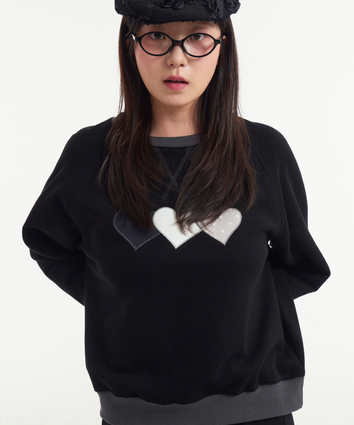 로긴 앤 로지(ROGIN N ROSIE) Heart Patch Sweatshirt Black Charcoal