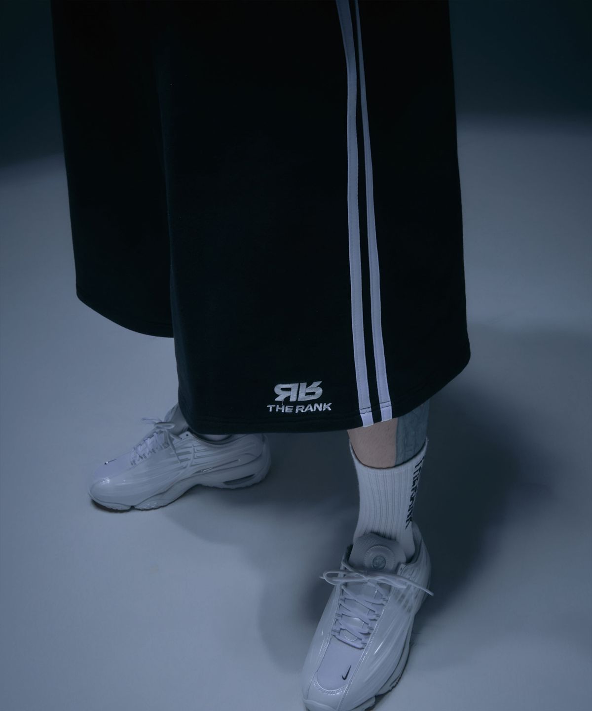 더랭크(THERANK) SPORTY ICON LOGO BERMUDA PANTS [BLACK]