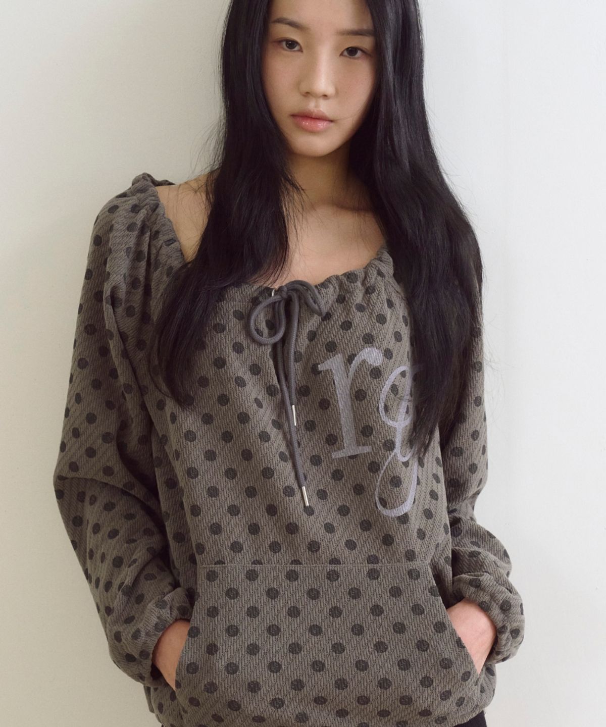 로긴 앤 로지(ROGIN N ROSIE) Dotted Pocket String Point Long Sleeve Charcoal