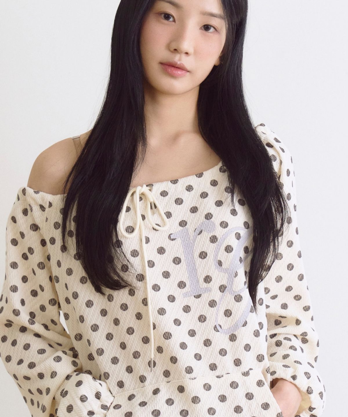 로긴 앤 로지(ROGIN N ROSIE) Dotted Pocket String Point Long Sleeve Cream Charcoal
