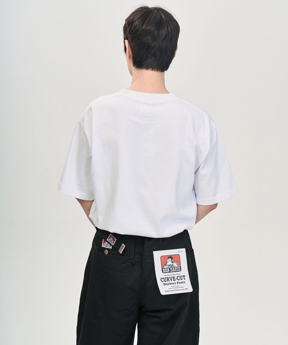 벤 데이비스(BEN DAVIS) 슬랜트 로고 와펜 크롭 티셔츠 화이트