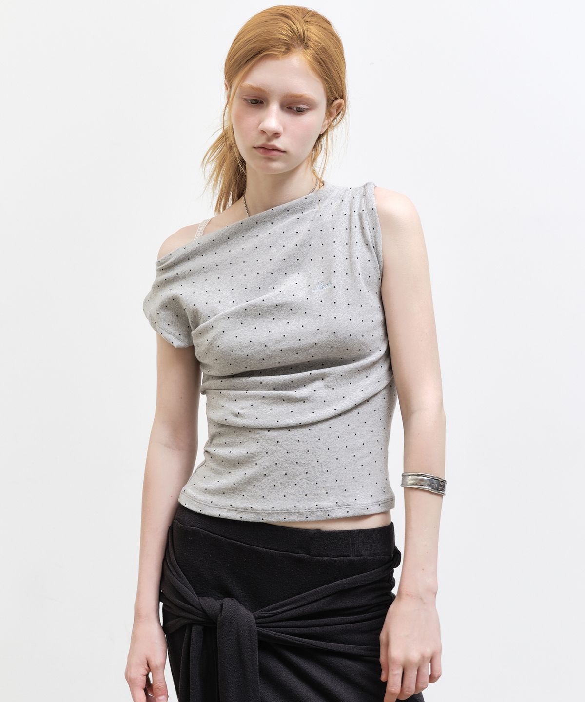닉앤니콜(NICK&NICOLE) DOT SHIRRING DRAPE SLEEVELESS TOP_GRAY