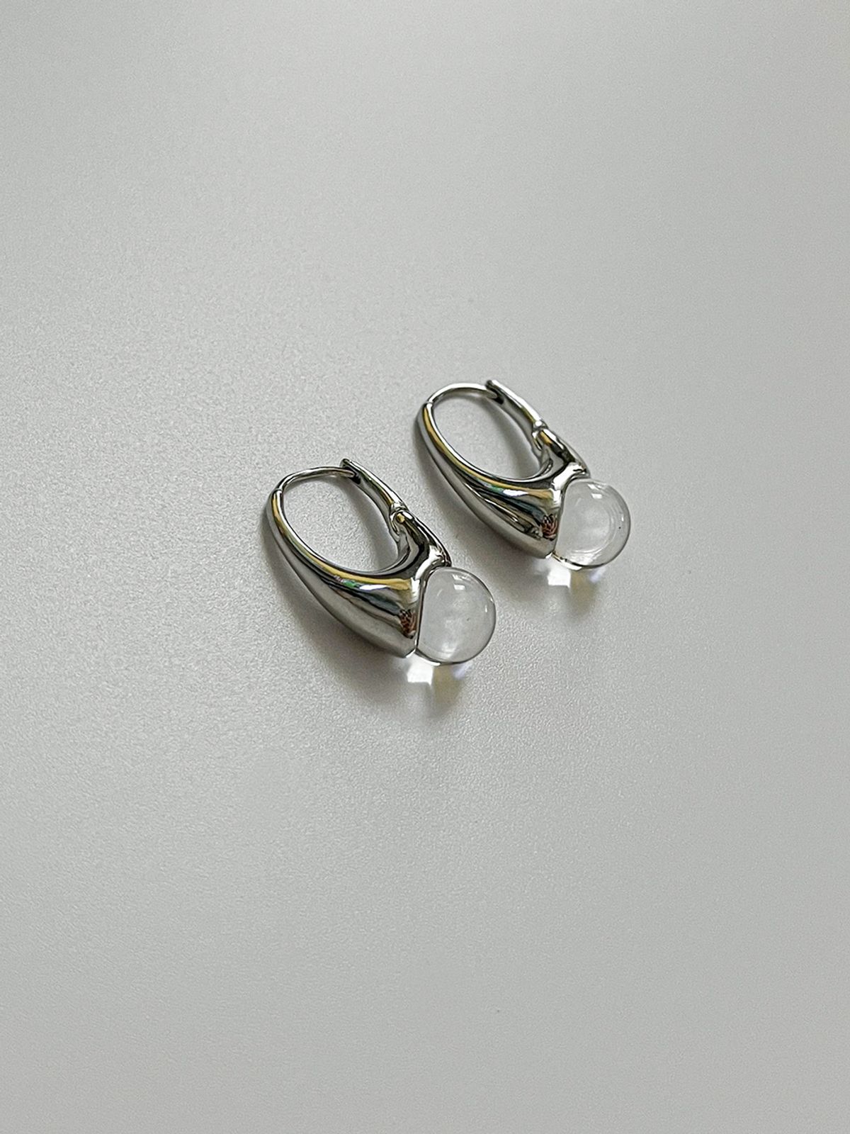 소수(SOSOO) Quartz One-Touch Earrings [Clear]