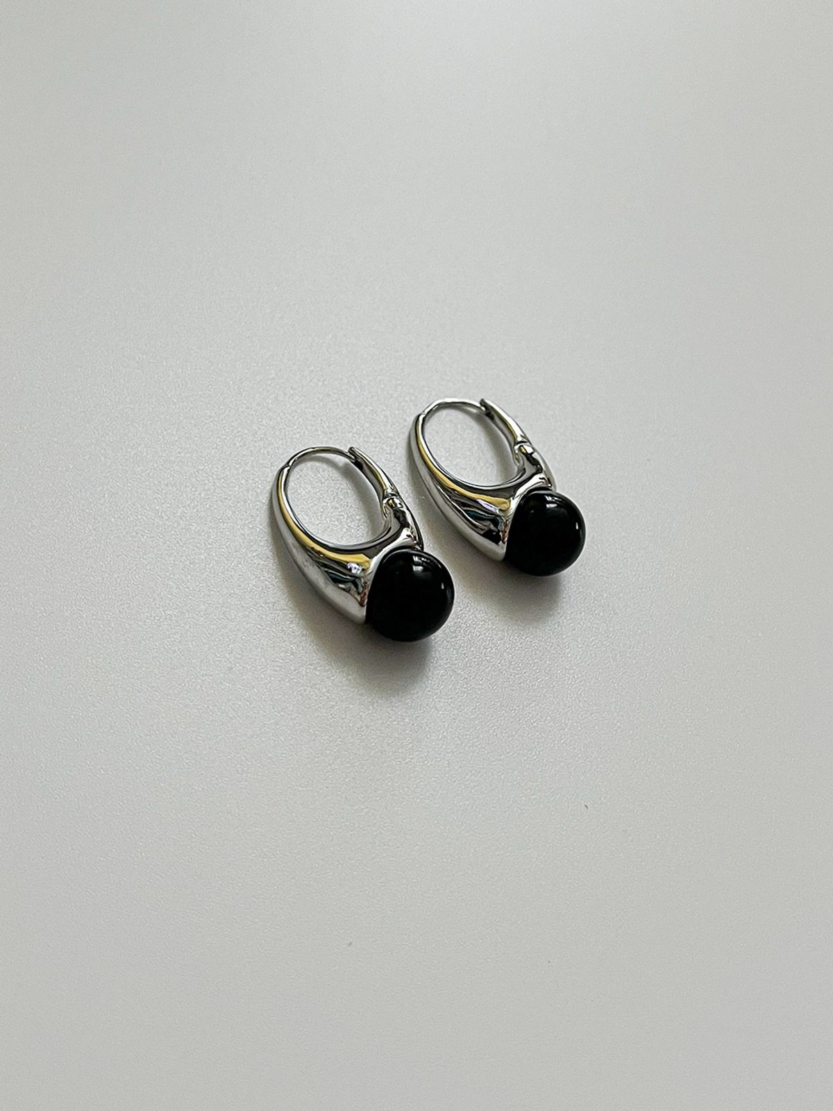 소수(SOSOO) Quartz One-Touch Earrings [Black]