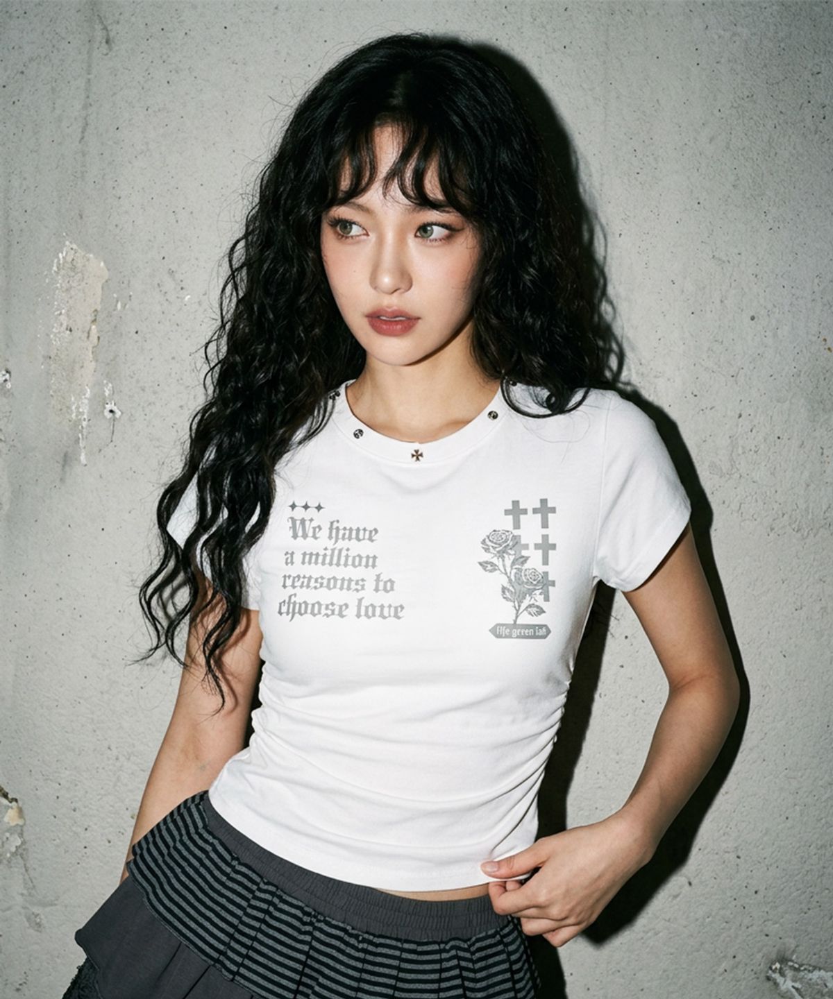 더그린랩(THE GREEN LAB) ROSE 스터드 그래픽 셔링 반팔티 [화이트]