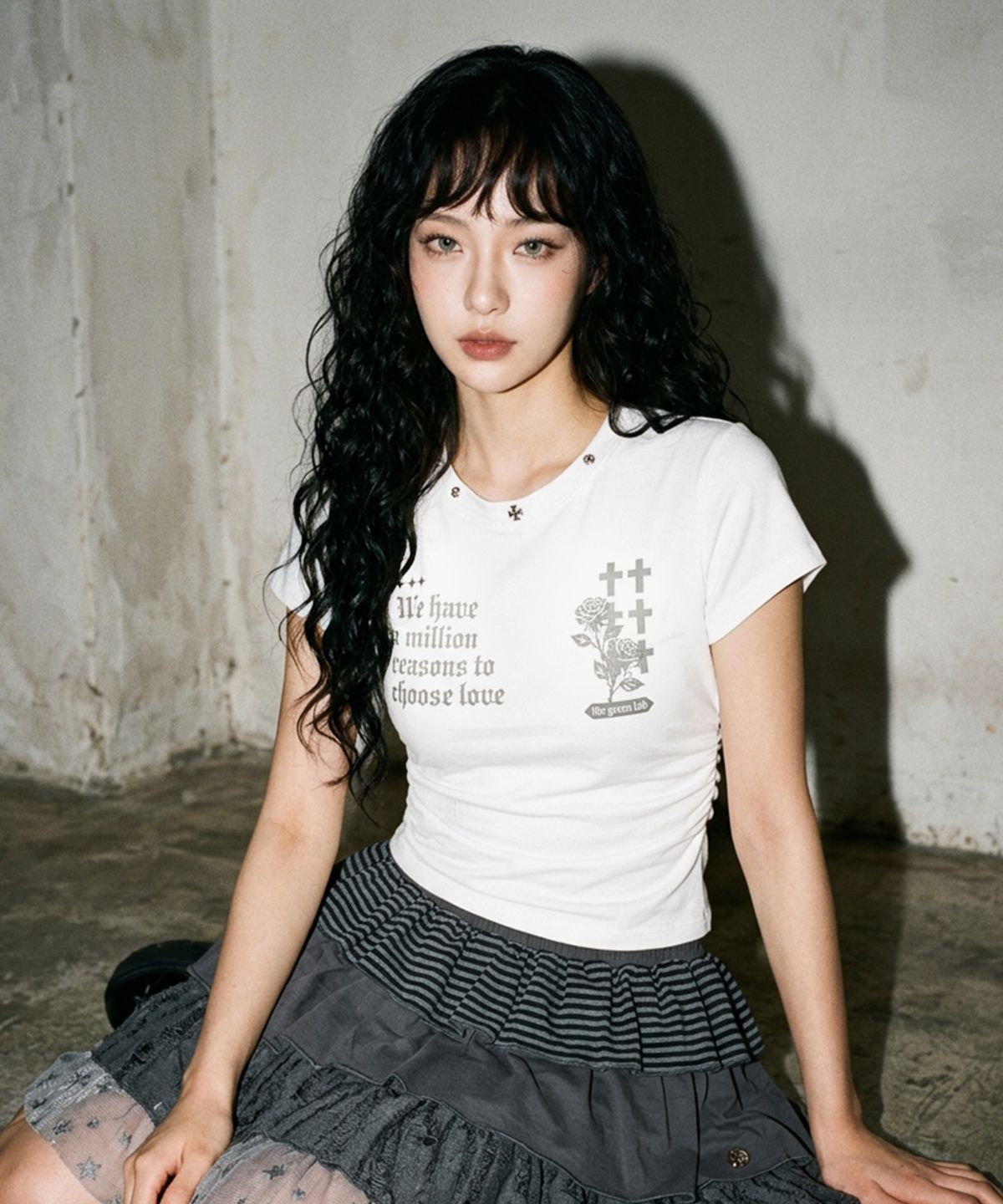 더그린랩(THE GREEN LAB) ROSE 스터드 그래픽 셔링 반팔티 [화이트]