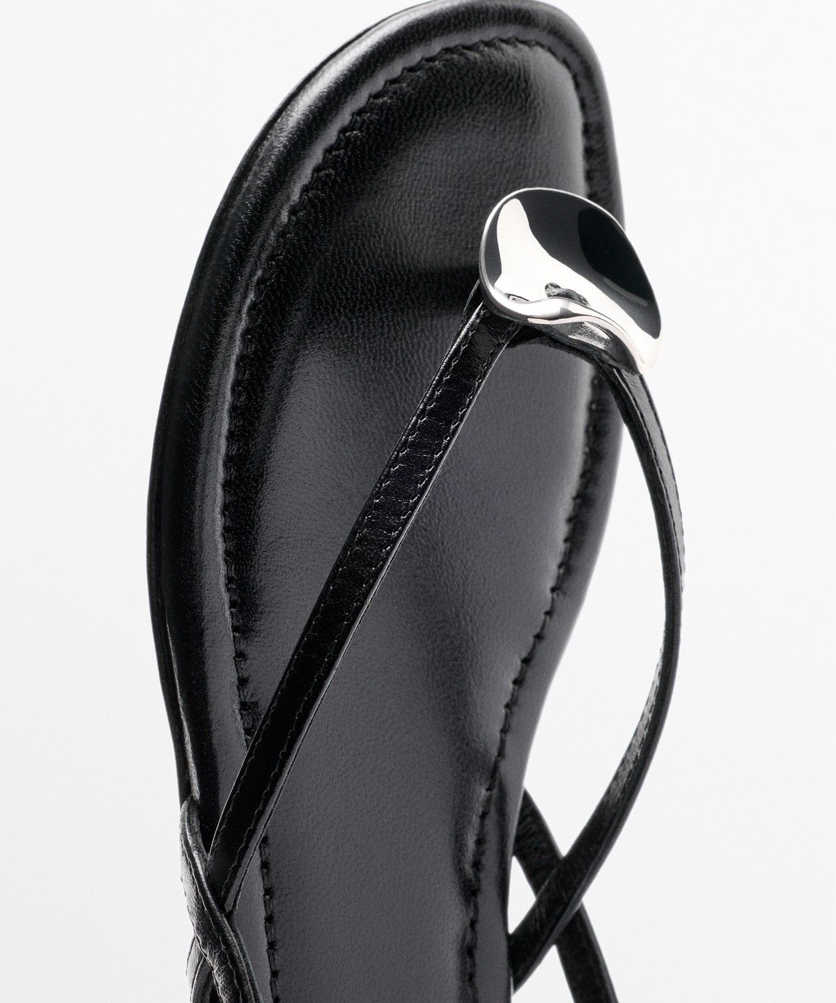 마시모두띠(MASSIMO DUTTI) 주얼 디테일 플랫 샌들