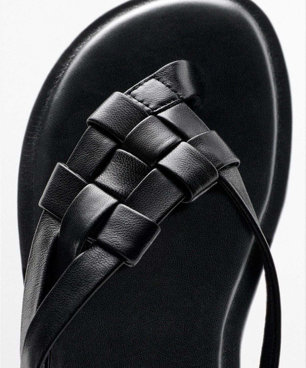 마시모두띠(MASSIMO DUTTI) 플랫 브레이디드 가죽 샌들