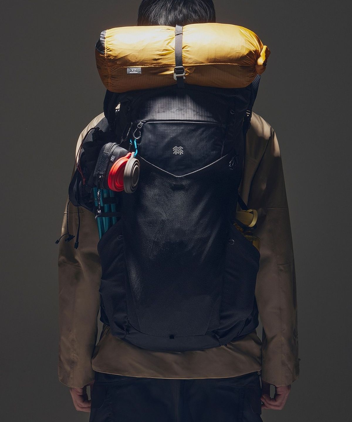 코오롱스포츠(KOLON SPORT) 롤탑형 백패킹 AXIOM 백팩 37L(+8L) QEBXX26241BLK