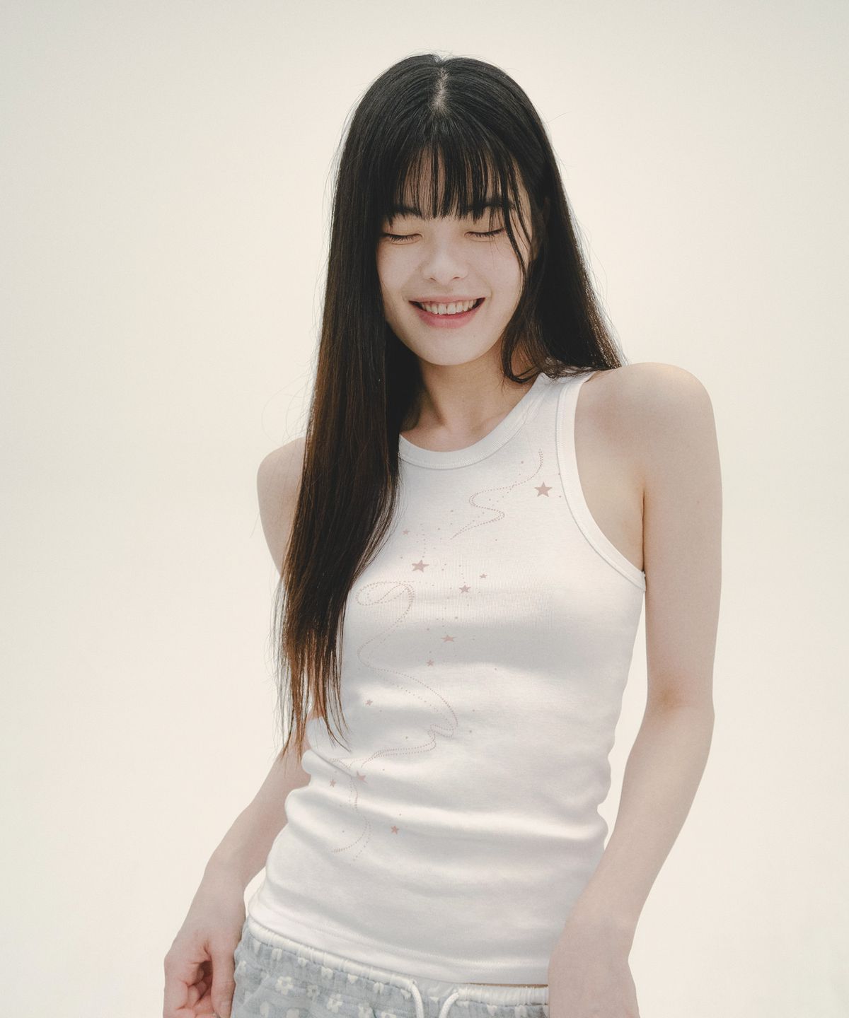 미헤브(MIHEV) 갤럭시 그래픽 탱크탑 화이트 인디핑크